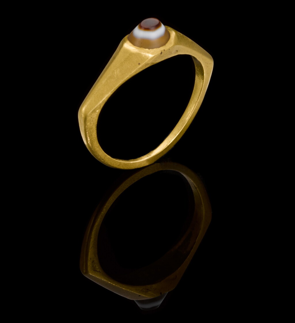 View full screen - View 1 of Lot 8. A ROMAN GOLD AND BANDED AGATE RING, CIRCA 3RD/4TH CENTURY A.D..