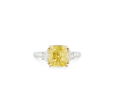 View full screen - View 1 of Lot 79. BAGUE DIAMANTS FANCY VIVID YELLOW ET DIAMANTS | FANCY VIVID YELLOW DIAMOND AND DIAMOND RING .