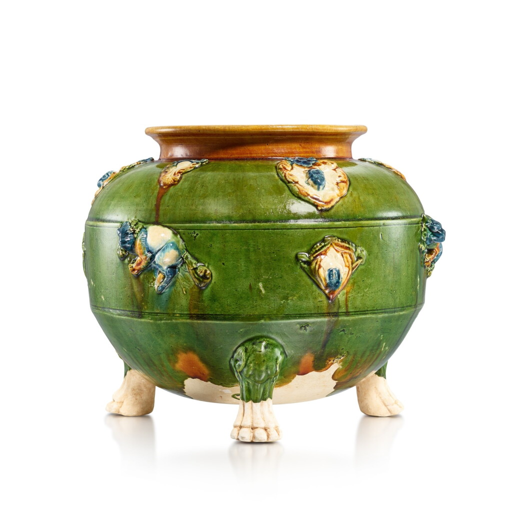 全萤幕检视 - 查看327A large blue and sancai appliqué-decorated tripod incense burner, Tang dynasty 唐 三彩加藍貼花獅弦紋三足爐的1