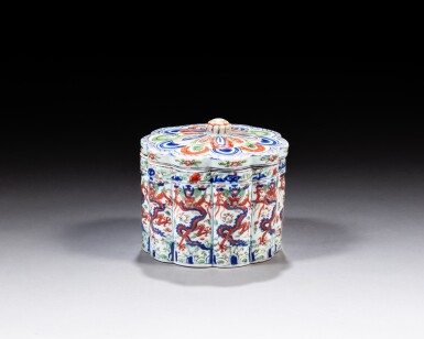 View full screen - View 1 of Lot 138. A rare wucai 'dragon' foliate box and cover, Mark and period of Wanli | 明萬曆 五彩龍紋菱花式蓋盒 《大明萬曆年製》款.