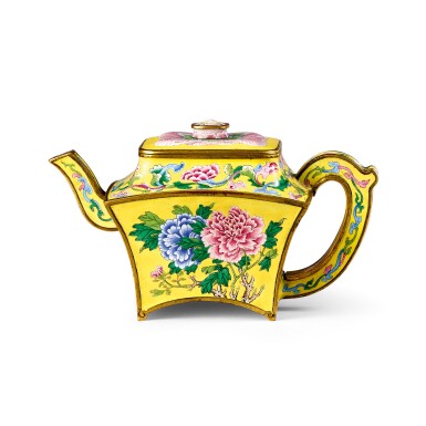 View full screen - View 1 of Lot 3607. A very rare and superbly painted Beijing enamelled 'peony' wine ewer and cover Mark and period of Qianlong | 清乾隆 銅胎北京畫琺瑯黃地牡丹圖扇式酒壺 《乾隆年製》款.