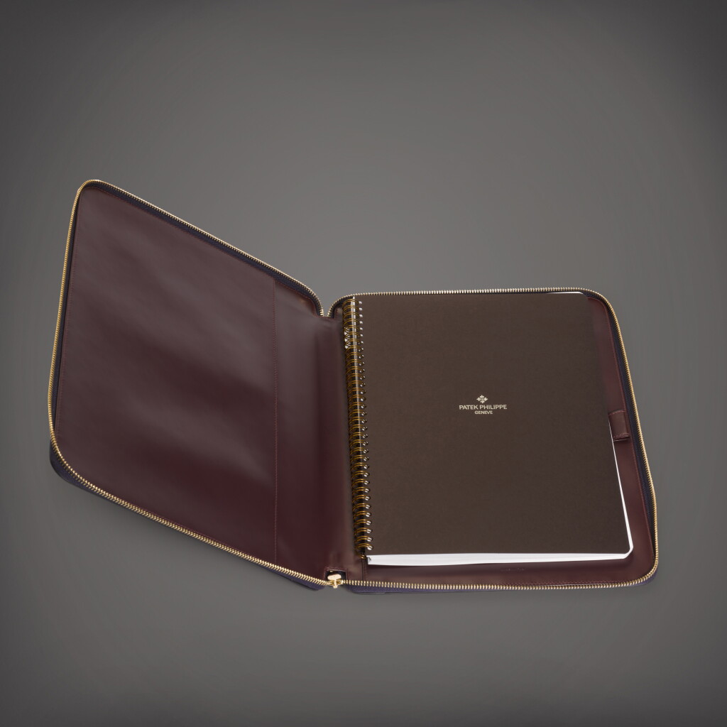 全螢幕檢視 - 查看94A blue Saffiano leather zipped padfolio and notebook | Circa 2018的1