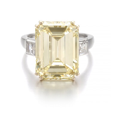 View full screen - View 1 of Lot 148. Fancy light yellow diamond ring | 淡彩黃色鑽石戒指.