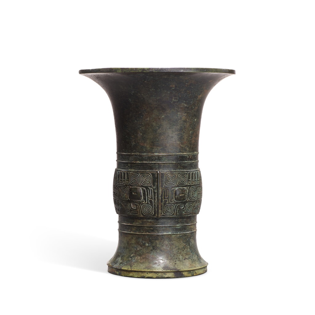 View full screen - View 1 of Lot 1010. A bronze 'mask' ritual wine vessel, hu, Late Shang dynasty - early Western Zhou dynasty | 商晚期至西周早期 青銅饕餮紋尊.
