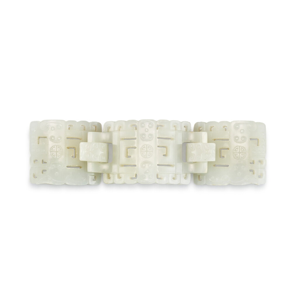 View full screen - View 1 of Lot 678. A WHITE JADE RETICULATED 'DRAGON' BELT BUCKLE QING DYNASTY | 清 白玉拐子龍帶鉤.