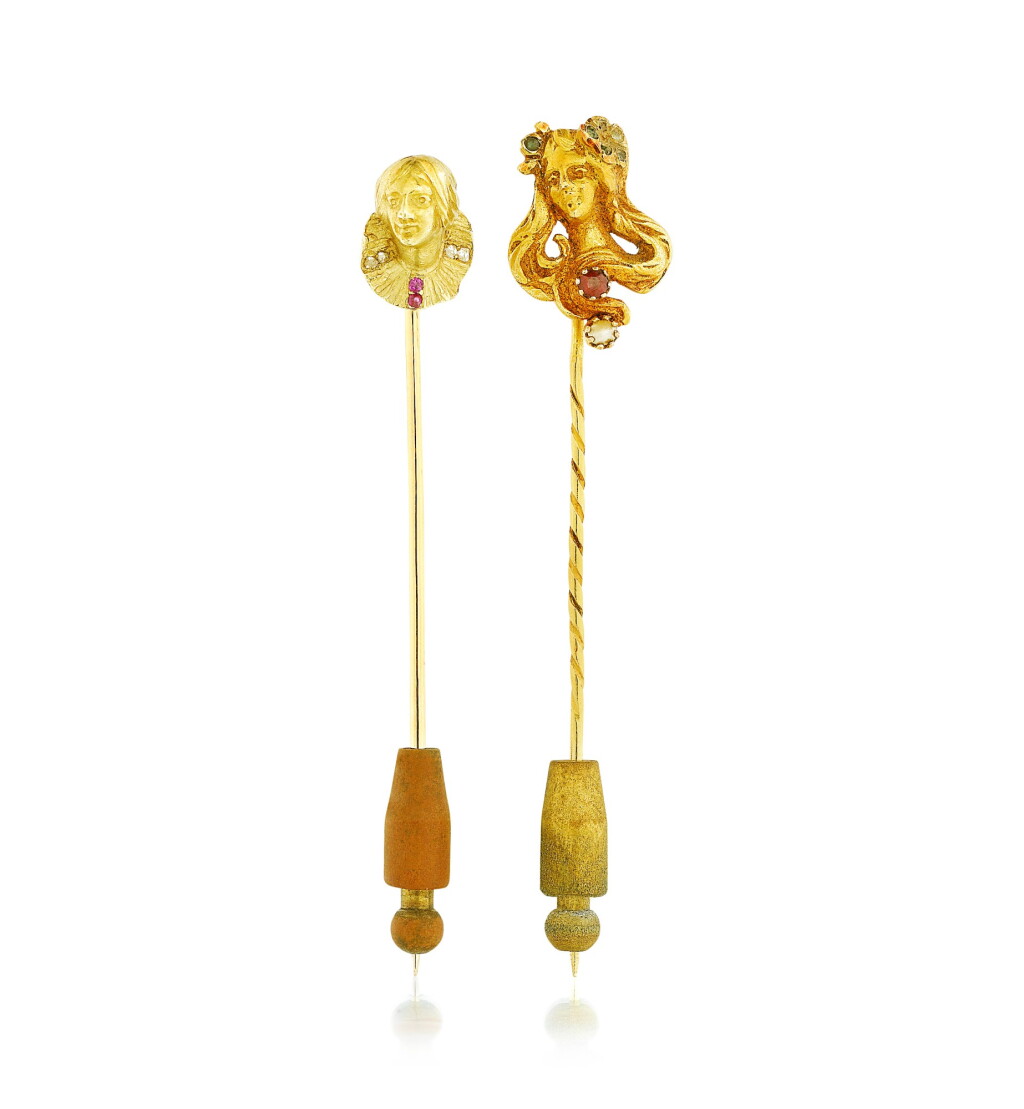 View full screen - View 1 of Lot 17. Paire d'épingles de cravate or | Pair of gold jabot pins.