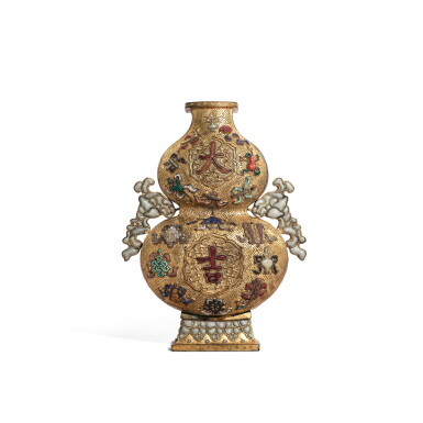 View full screen - View 1 of Lot 3575. A gemstone-inlaid gilt-bronze 'double-gourd' wall vase, Qing dynasty, 18th - 19th century | 清十八至十九世紀 銅鎏金嵌百寶八寶暗八仙紋大吉葫蘆壁瓶.