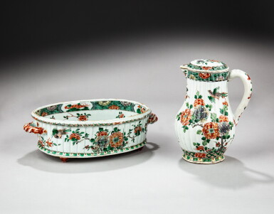 View full screen - View 1 of Lot 25. A large famille-verte ‘floral’ fluted basin and a famille-verte ‘birds and flowers’ fluted ewer and cover, Qing dynasty, Kangxi period | 清康熙 五彩花卉紋菱口盌及五彩花鳥紋菱口執壺一組兩件.