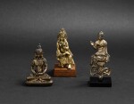 Trois divinités en bronze et bronze doré Dynastie Qing et antérieure | 清及更早期 鎏金銅佛坐像 一組三尊 | A miniature bronze Amitayus, a Bodhisattva and a seated Buddha, Qing Dynasty and earlier