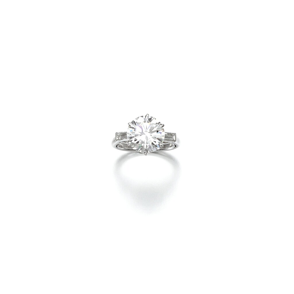 View full screen - View 1 of Lot 52. DIAMOND RING.
