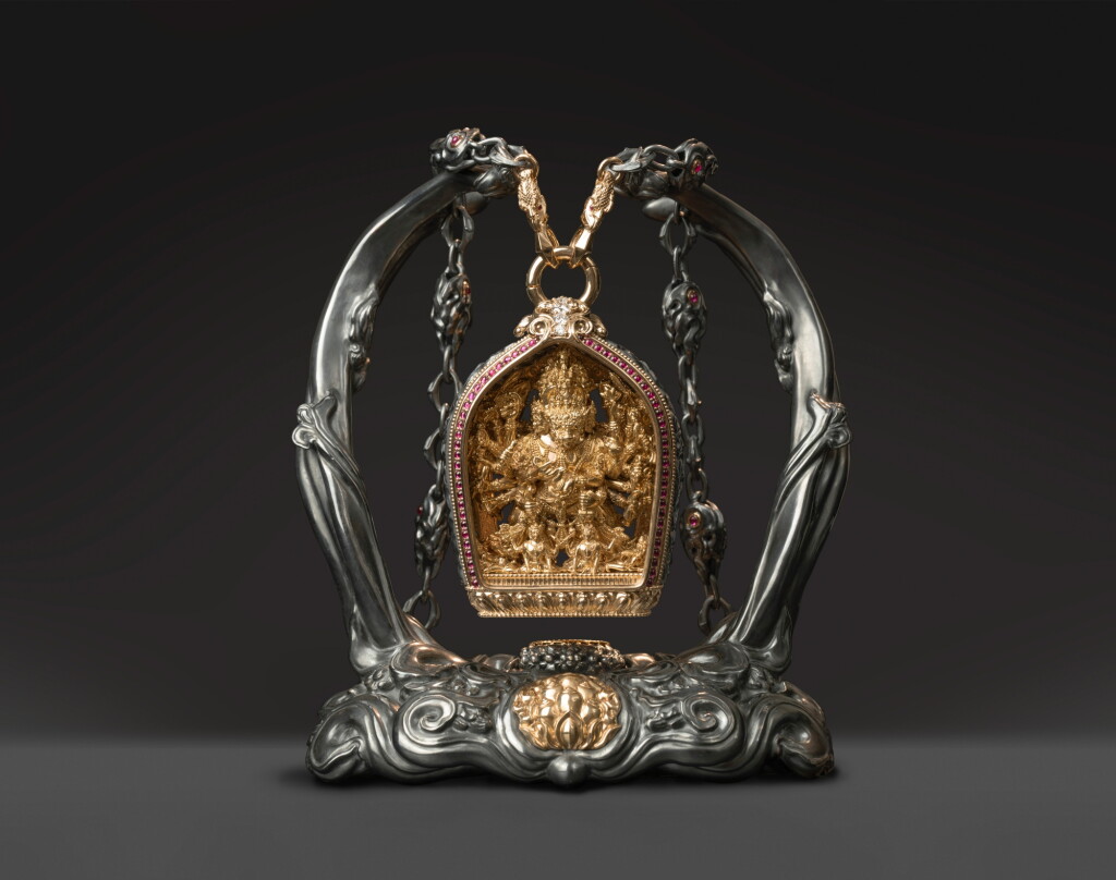 View full screen - View 1 of Lot 1929. Mei Hua | Microcarvings ‘Vajrabhairava’, Piece Unique Gold, Ruby, Diamond and Lapis Lazuli Pendent Necklace with Silver and Gold Stand | 梅花 | 微雕 '大德威金剛' 全球唯一 18K及22K黃金 配 82顆紅寶石、鑽石及青金石 項鏈及金銀精雕台座.
