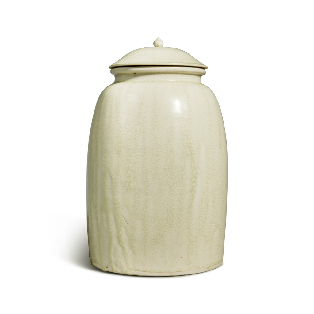 View full screen - View 1 of Lot 305. A rare and impressive large white-glazed jar and cover, Sui dynasty | 隋 白釉大蓋罐.