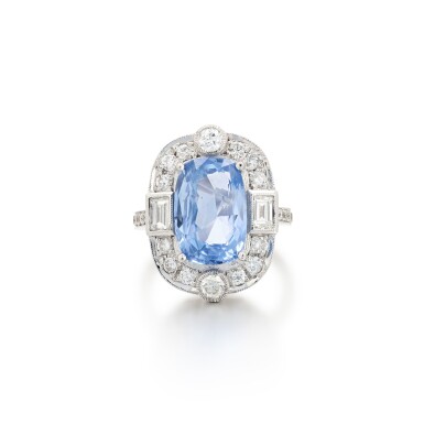 View full screen - View 1 of Lot 113. Bague saphir et diamants | Sapphire and diamond ring.