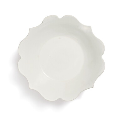 View full screen - View 1 of Lot 694. A WHITE-GLAZED BARBED-RIM DISH, LATE TANG DYNASTY - FIVE DYNASTIES.