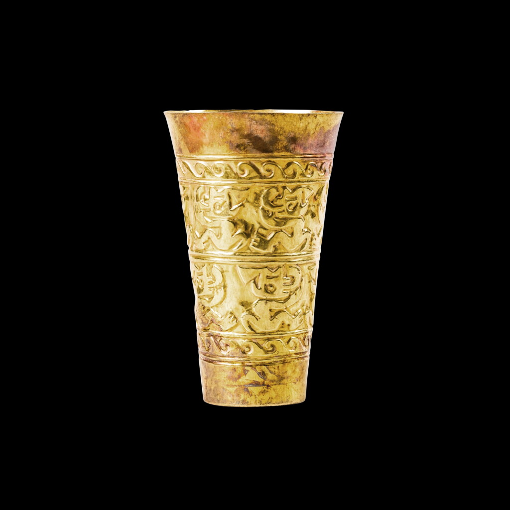 View full screen - View 1 of Lot 61. Vase en or Sicán, ca. 950-1250 AP. J.-C. | Sicán Gold beaker, ca. AD 950-1250.