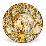 A Castelli maiolica armorial istoriato plate, circa 1730, workshop of Carlantonio Grue | Assiette en majolique "a istoriato", Castelli, vers 1730, atelier de Carlantonio Grue