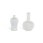 Two small white-glazed vases, Qing dynasty, 18th century 清十八世紀 白釉暗刻紋小瓶一組兩件