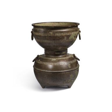 View full screen - View 1 of Lot 20. An archaic bronze ritual food steamer (Yan), Eastern Zhou dynasty, early Warring States period | 東周 戰國初 青銅交龍紋鋪首耳甗.