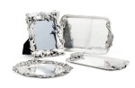 A group by Giovanni Raspini, Arezzo, modern, comprising three silver trays and a silver-plated frame decorated with exotic animals | Groupe par Giovanni Raspini, Arezzo, moderne, comprenant trois plateaux en argent et un cadre en métal argenté, à décor d'animaux exotiques