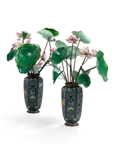 View full screen - View 1 of Lot 170. A pair of Canton cloisonné vases, Chinese, 19th century, and a Canton enamel bunch of flowers, Jiaqing period (1796-1820) | Paire de vases en émaux cloisonnés chinois du XIXème siècle et un bouquet de fleurs en émail de Canton d'époque Jiaqing (1796-1820).