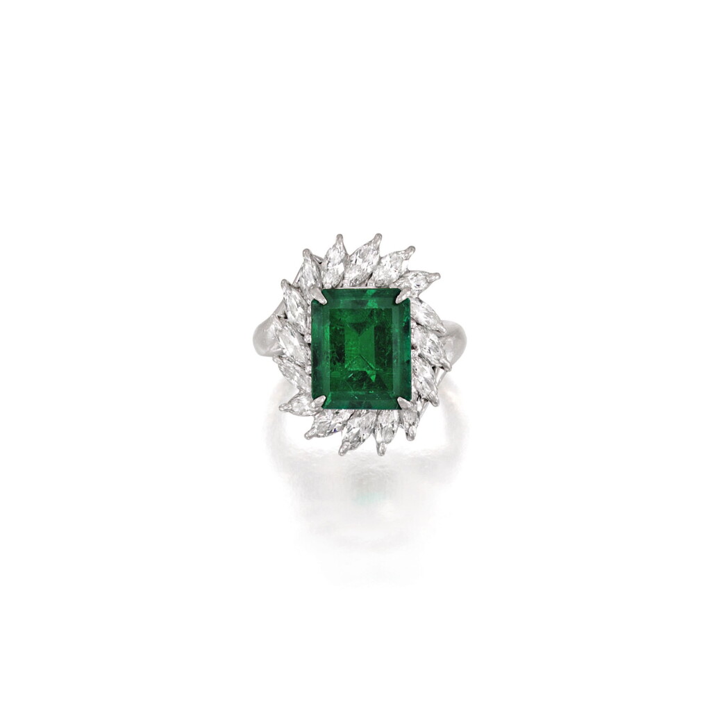 View full screen - View 1 of Lot 1742. EMERALD AND DIAMOND RING 5.21卡拉「哥倫比亞」祖母綠 配 鑽石 戒指.