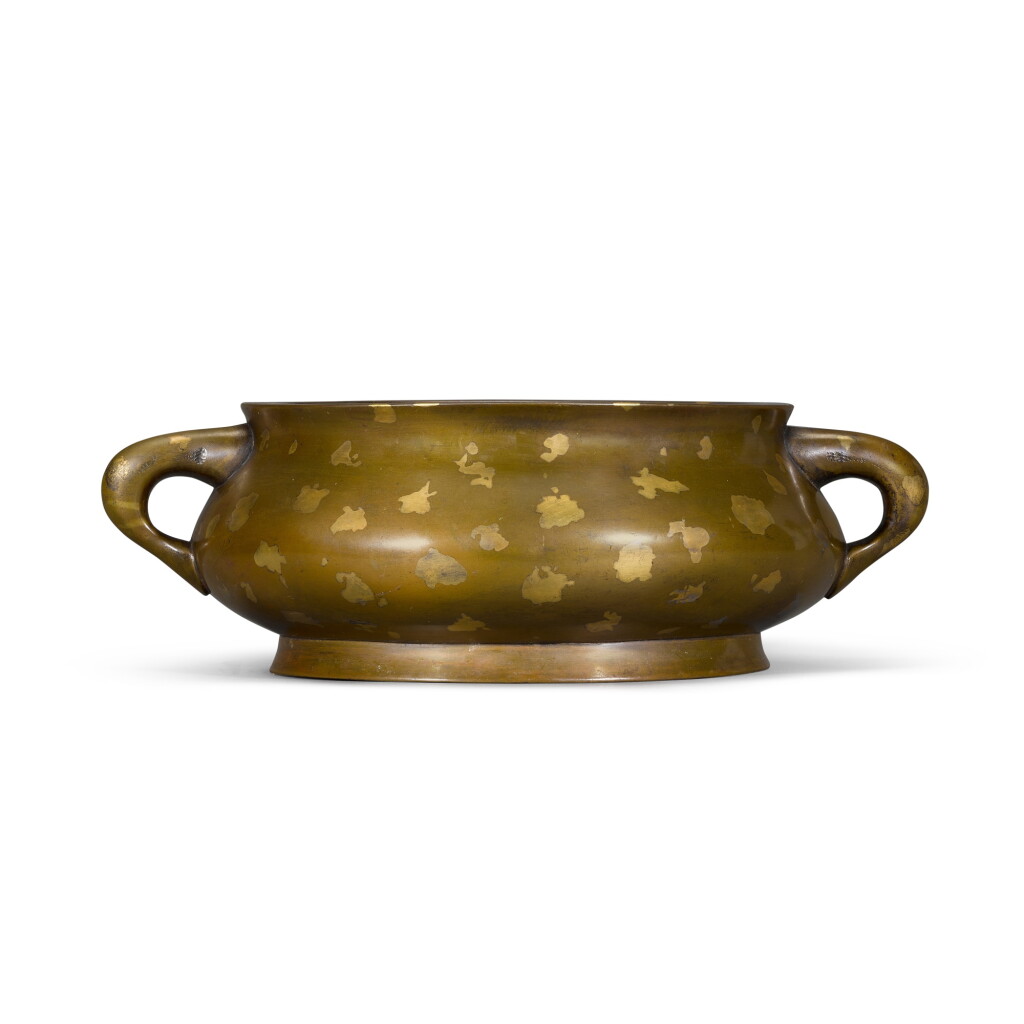 View full screen - View 1 of Lot 252. A large gold-splashed bronze censer, 17th / 18th century | 清十七 / 十八世紀 灑金銅雙耳爐 《大明宣德年製》仿款.
