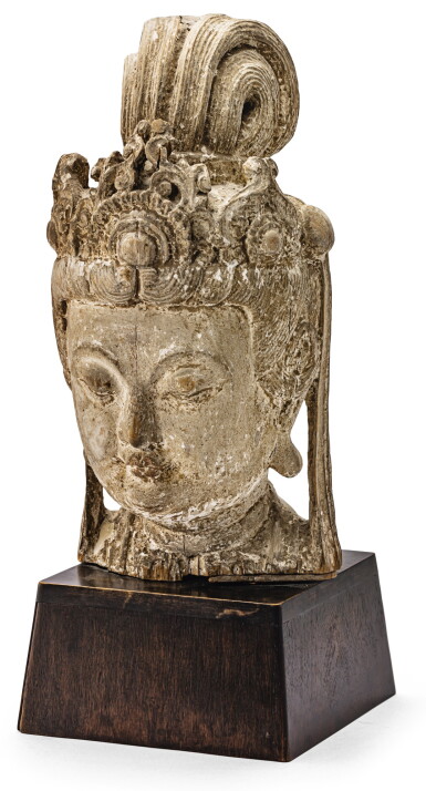 View full screen - View 1 of Lot 45. TÊTE DE GUANYIN DE STYLE SONG EN BOIS SCULPTÉ PROBABLEMENT DYNASTIE QING | 或清 木雕觀音頭像 | A Song-style carved wood head of Guanyin, Probably Qing Dynasty.