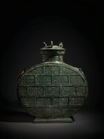 A rare copper-inlaid bronze wine vessel and cover (Bianhu), Eastern Zhou dynasty, Warring States period | 東周 戰國 青銅錯銅交龍紋扁壺