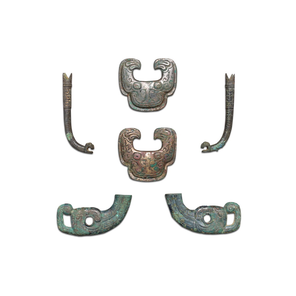 View full screen - View 1 of Lot 1035. Three pairs of bronze 'animal' fittings, Western Zhou - Eastern Zhou dynasty, Spring and Autumn period | 西周至東周春秋 青銅獸紋飾件三對.
