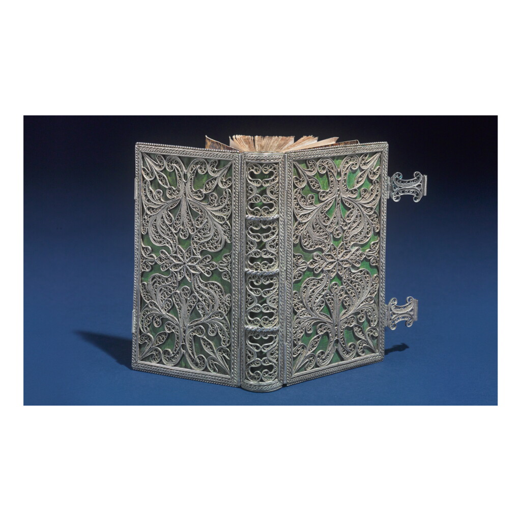 全螢幕檢視 - 查看98A SILVER FILIGREE BOOK BINDING, PROBABLY DUTCH, LATE 18TH / EARLY 19TH CENTURY的1