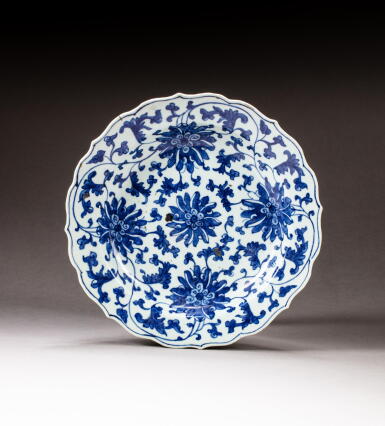 View full screen - View 1 of Lot 112. A large blue and white barbed-rim 'lotus' dish, Qing dynasty, 17th century | 清十七世紀 青花纏枝蓮紋菱口折沿盤.