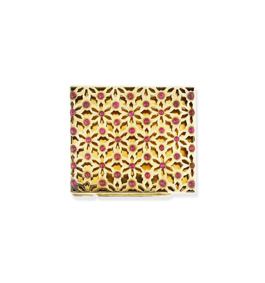 View full screen - View 1 of Lot 61. Poudrier vermeil et rubis | Silver-gilt and ruby powder compact.