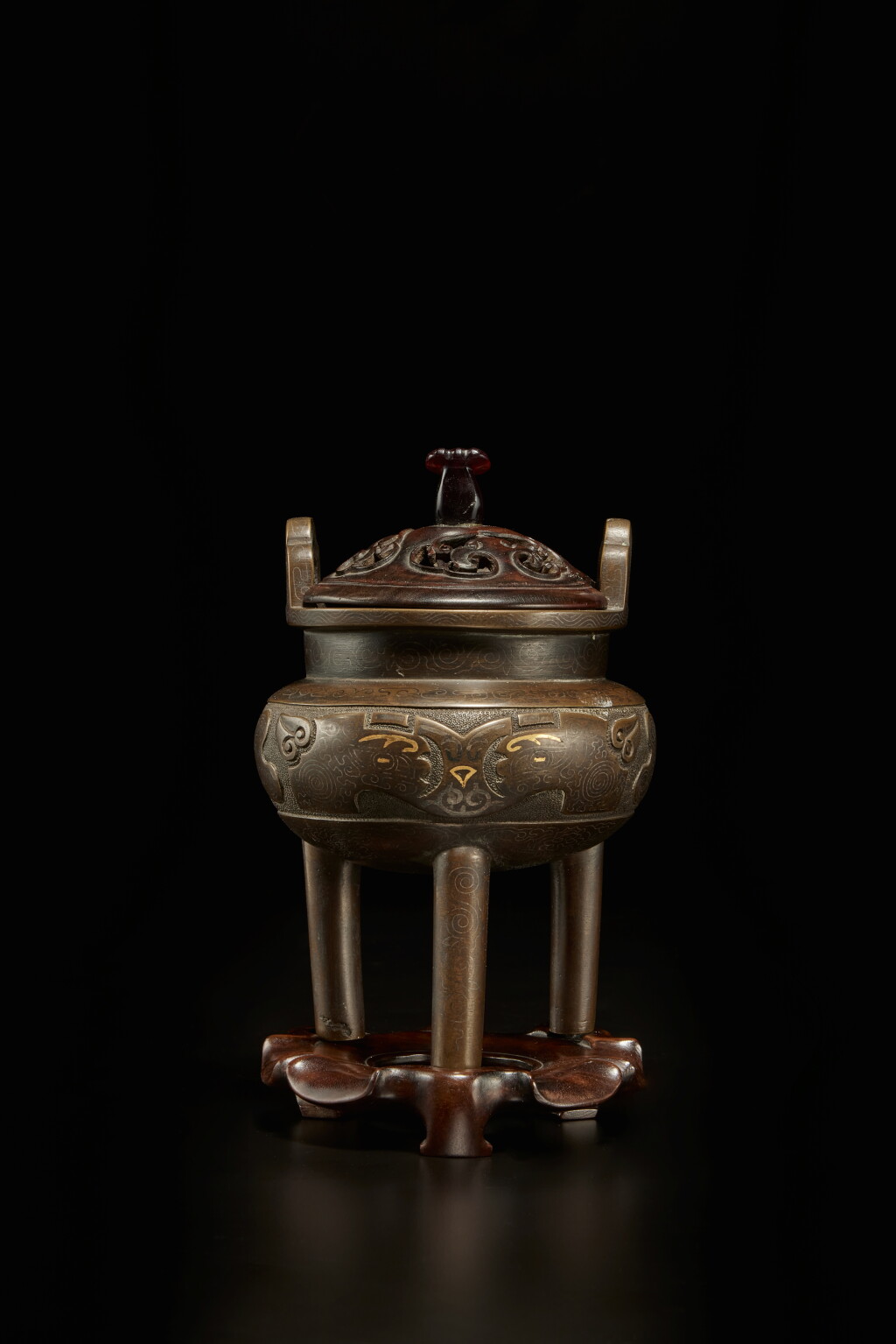 Voir en plein écran - Voir 1 du lot 212. A silver and gold-inlaid tripod incense burner, Qing dynasty, 18th / 19th century.