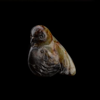 View full screen - View 1 of Lot 420. A celadon and black jade pebble of a bird of prey, Ming dynasty 明 青灰玉雕鷙鳥.