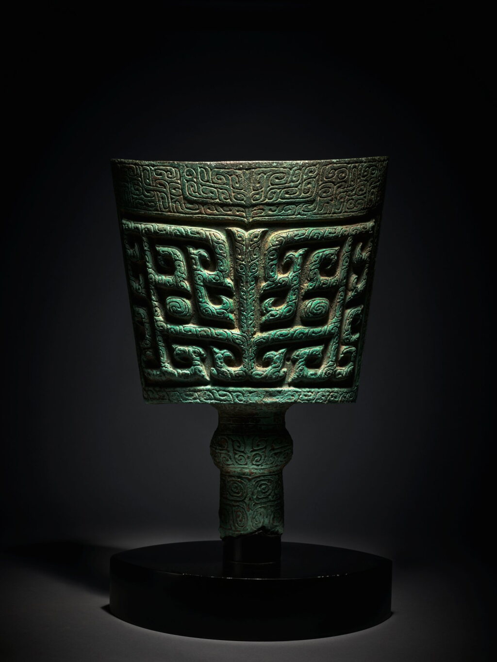 View full screen - View 1 of Lot 18. An extremely large archaic bronze ritual bell (Nao), Late Shang / Early Western Zhou dynasty | 商末 / 西周初 青銅獸面紋鐃.