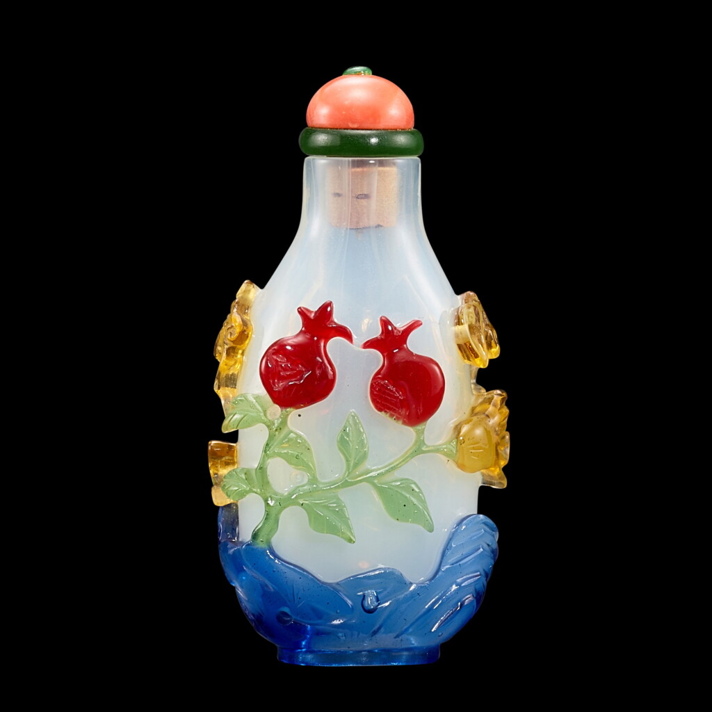 View full screen - View 1 of Lot 1032. A four-colour overlay glass 'sanduo' snuff bottle, Qing dynasty, 19th century | 清十九世紀 半透明地套四色料三多紋鼻煙壺.