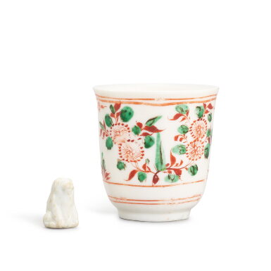 View full screen - View 1 of Lot 498. A Dehua polychrome-painted cup, Qing dynasty, Kangxi period, and a small white-glazed figure of a dog, Ming dynasty 清康熙 德化窰五彩花卉紋盃 及 明 白瓷瑞犬.
