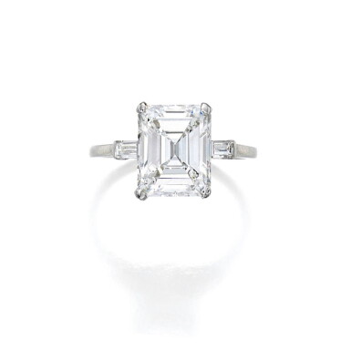 View full screen - View 1 of Lot 135. Diamond Ring.