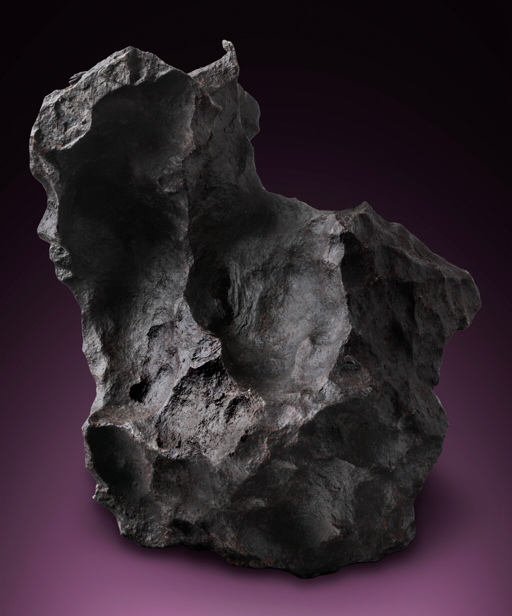 Voir en plein écran - Voir 1 du lot 108. An Exceptional Gibeon Meteorite — From The Core Of An Asteroid, A Natural Sculpture From Outer Space.