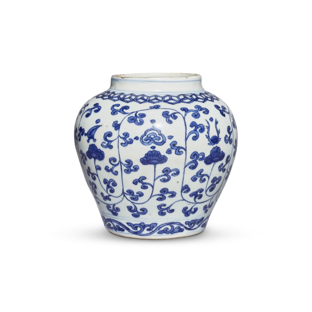 全螢幕檢視 - 查看254A blue and white 'auspicious emblems' jar, Mark and period of Wanli | 明萬曆 青花纏枝蓮托雜寶紋罐 《大明萬曆年製》款的1
