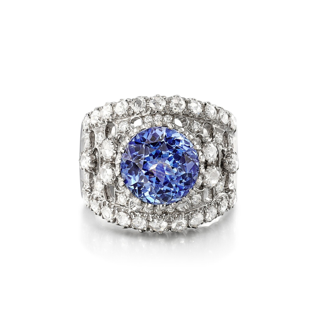 View full screen - View 1 of Lot 2984. Sapphire and Diamond Ring | 藍寶石 配 鑽石 戒指.