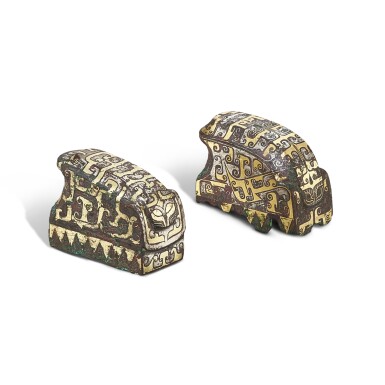 View full screen - View 1 of Lot 872. Two gold and silver-inlaid bronze fittings, Eastern Zhou dynasty, Warring States period - Han dynasty 東周戰國時期至漢 銅錯金銀車馬飾兩件.