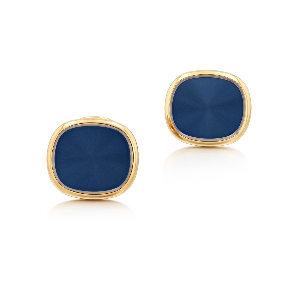 View full screen - View 1 of Lot 392. Ellipse Paire de boutons de manchette or jaune de forme ovale, ornés de plaques en émail bleu | Pair of yellow gold cufflinks of oval shape, set with blue enamel plaques Vers 1995 | Circa 1995.