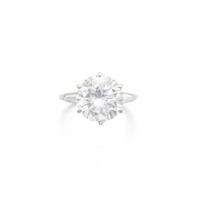 View full screen - View 1 of Lot 523. Diamond ring, 1940s.