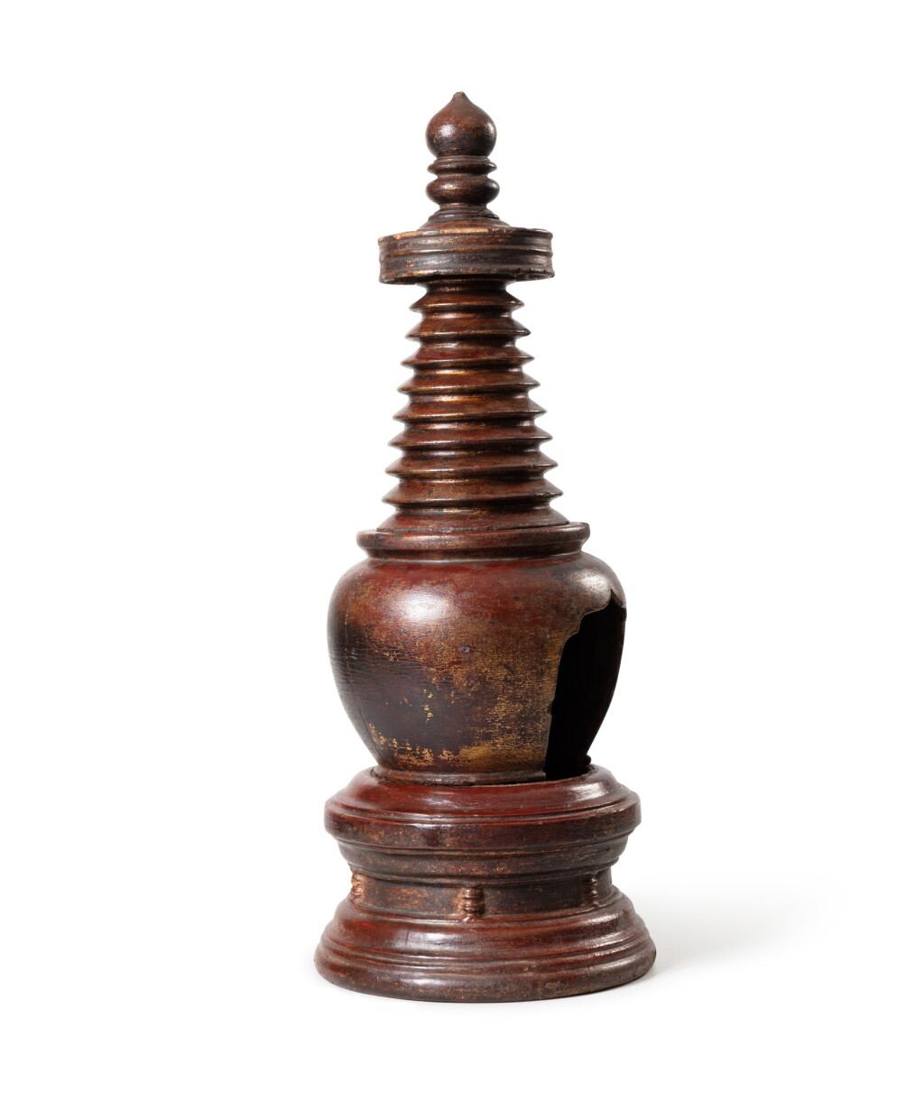 Voir en plein écran - Voir 1 du lot 99. A lacquered wood Stupa Ming or Qing dynasty, ca 17th certury | 明或清 約十七世紀 漆木雕佛塔.