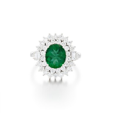 View full screen - View 1 of Lot 263. Bague émeraude et diamants | Emerald and diamond ring.
