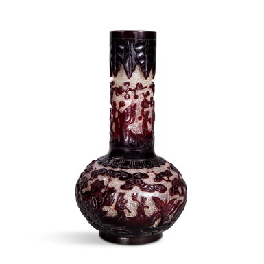 全萤幕检视 - 查看347A rare ruby-red overlay snowstorm-ground glass bottle vase, Seal mark and period of Qianlong | 清乾隆 雪花地套寶石紅料山水人物圖長頸瓶 《乾隆年製》款的1