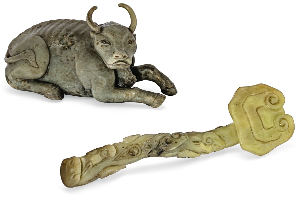 全萤幕检视 - 查看56GRANDE SCULPTURE DE BUFFLE ALLONGÉ DYNASTIE MING ET SCEPTRE RUYI EN JADE CÉLADON DYNASTIE QING | 明 玉雕臥牛擺件 及 清 玉如意 | A large celadon jade carving of a buffalo, Ming Dynasty and a celadon jade 'lingzhi' ruyi sceptre, Qing Dynasty 的1