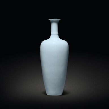 View full screen - View 1 of Lot 577. A 'clair-de-lune'-glazed amphora vase, Qing dynasty, 19th / early 20th century | 清十九 / 二十世紀初 天藍釉萊菔尊 《大清康熙年製》仿款.