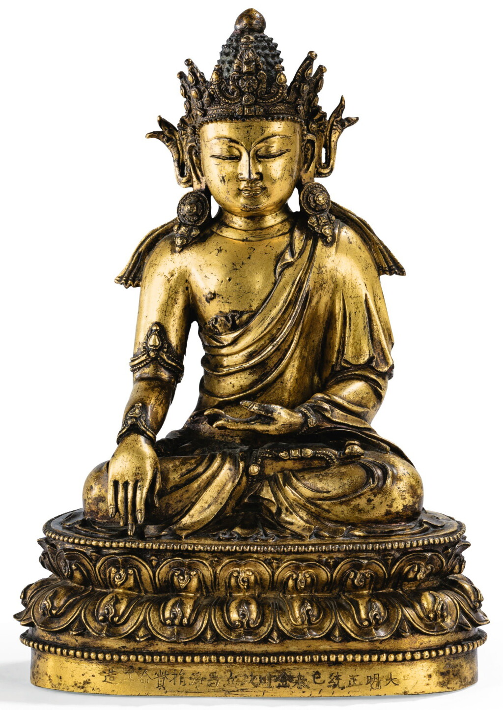 View full screen - View 1 of Lot 18. TRÈS RARE STATUETTE DU BOUDDHA AKSHOBYA EN BRONZE DORÉ MARQUE ET ÉPOQUE ZHENGTONG, DATÉE 1439 | 明正統 鎏金銅阿閦佛坐像 《大明正統己未金川北丘昌淨捐貲命工造》款 | A very rare gilt-bronze figure of Akshobya, Zhengtong mark and period, dated 1439.